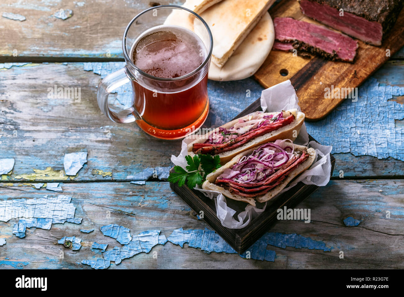 Le pastrami sandwich au bœuf salade de chou de wit, copy space Banque D'Images