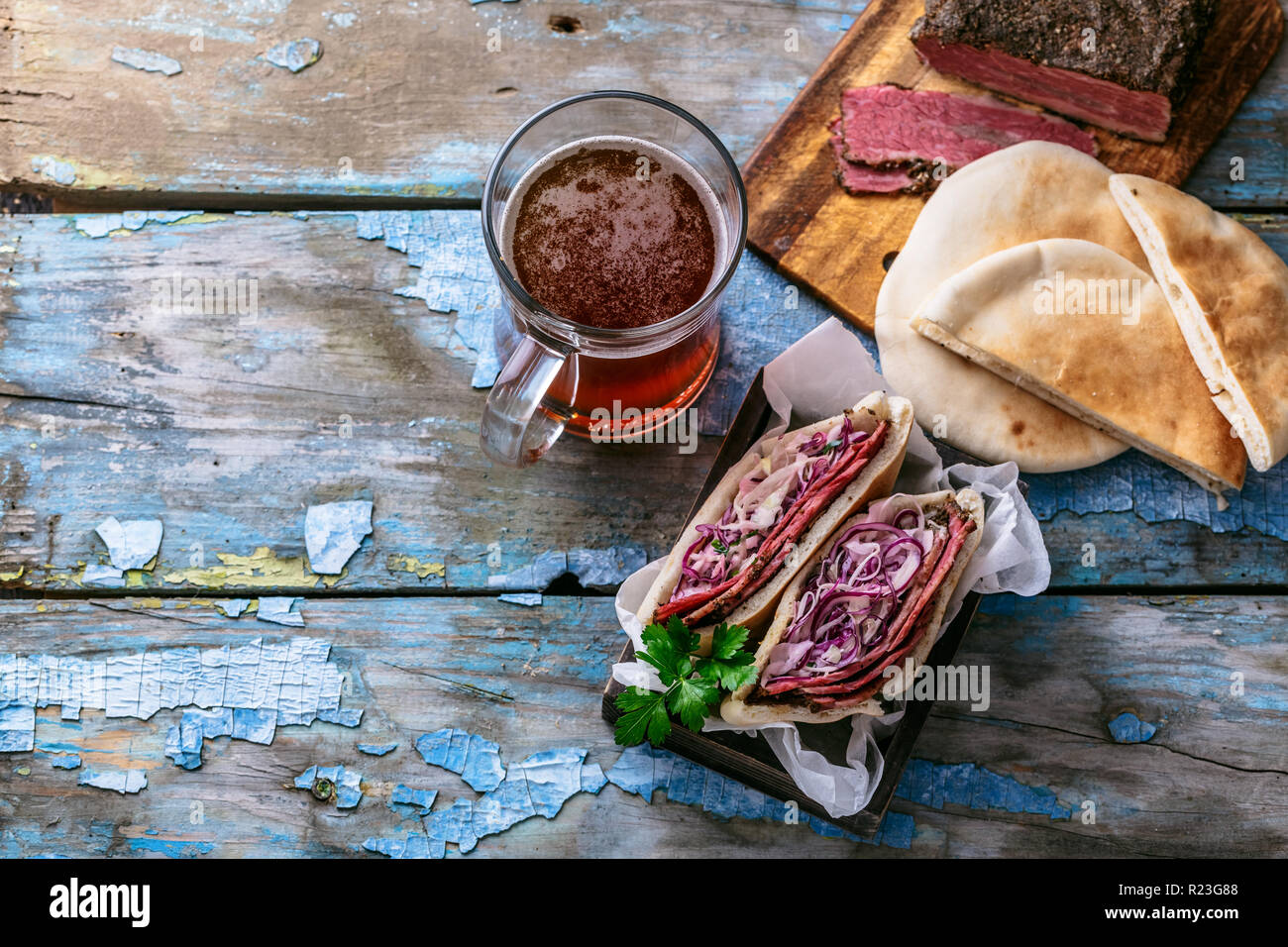 Sandwich au pastrami et coleslaw, style rustique, copiez l'espace. Banque D'Images