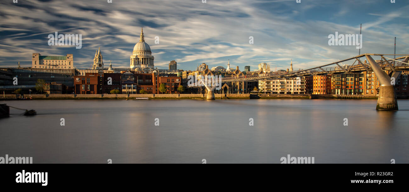 Londres, Angleterre, Royaume-Uni - 27 septembre 2018 : soirée soleil illumine le dôme de la Cathédrale St Paul et le Millennium Bridge sur la Tamise dans le Banque D'Images