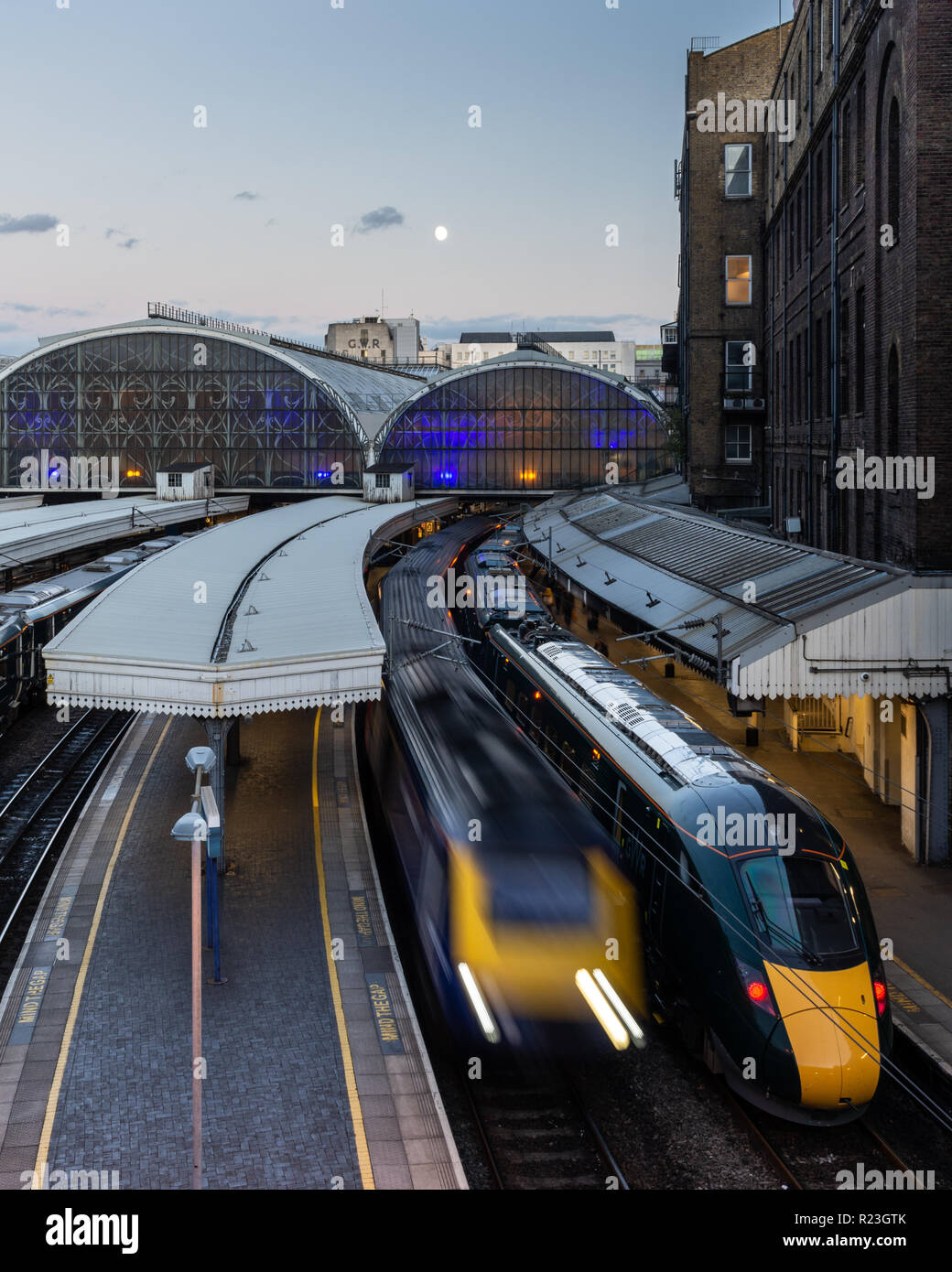 Londres, Angleterre, Royaume-Uni - 21 septembre 2018 : Un Intercity 125 Great Western Railway passenger train part de la gare de Paddington de Londres alors qu'une classe 800 Banque D'Images