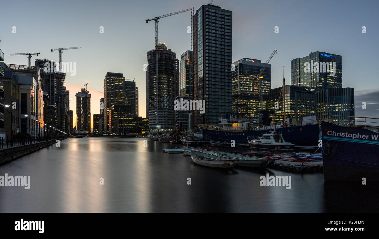 Londres, Angleterre, Royaume-Uni - 14 septembre 2018 : nouveaux gratte-ciel et immeubles d'augmenter en cours de construction sur le quai en bois, à côté de la Canary Wharf finan Banque D'Images