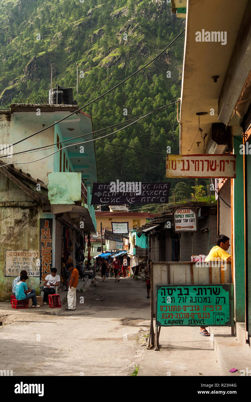 L'Inde, l'Himachal Pradesh, Kassol, 08/14/2010 : une rue du village de kassol (peu d'Israël)dans la vallée de Parvathi d'enseignes écrit en hébreu Banque D'Images