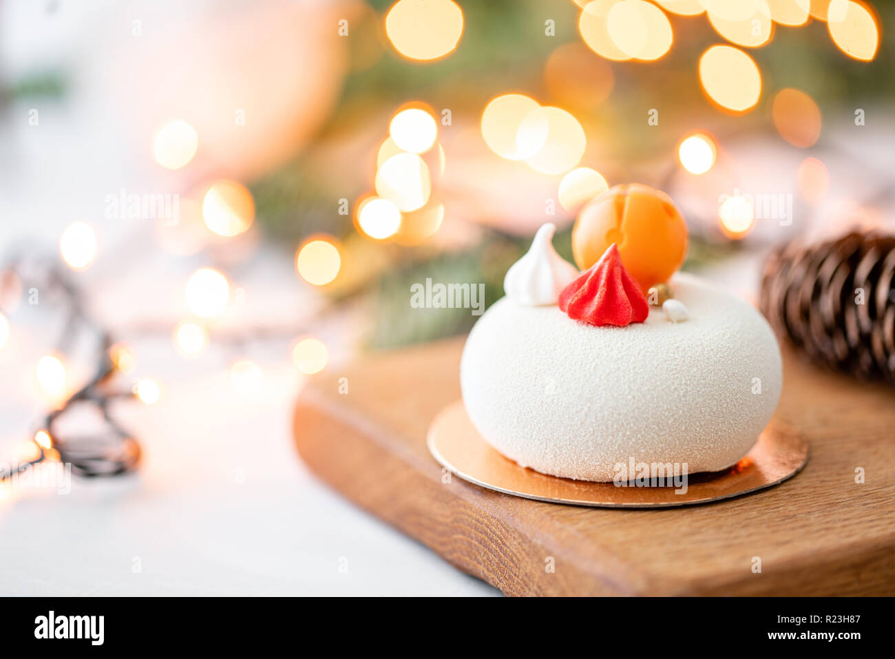 Mini Patisseries Dessert Mousse Recouverte De Velours Blanc Sur Fond Flou Lampes Garland Gateau Europeen Moderne La Cuisine Francaise Theme De Noel Photo Stock Alamy