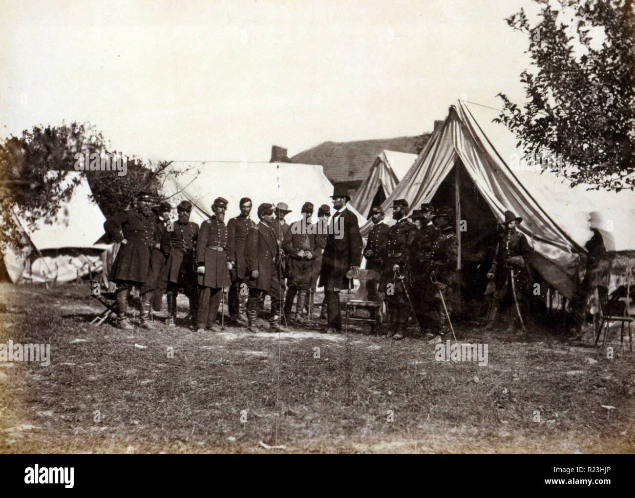 Le président Lincoln sur les champs de bataille d'Antietam, Octobre, 1862 lors de sa visite au général McClellan, commandant de l'armée du Potomac, d'encourager les 'Little Mac' pour attaquer l'armée confédérée. Lincoln est posée par un président permanent et en face de McClellan avec d'autres officiers de l'Armée de l'Union européenne regroupés à l'extérieur d'une tente. Banque D'Images