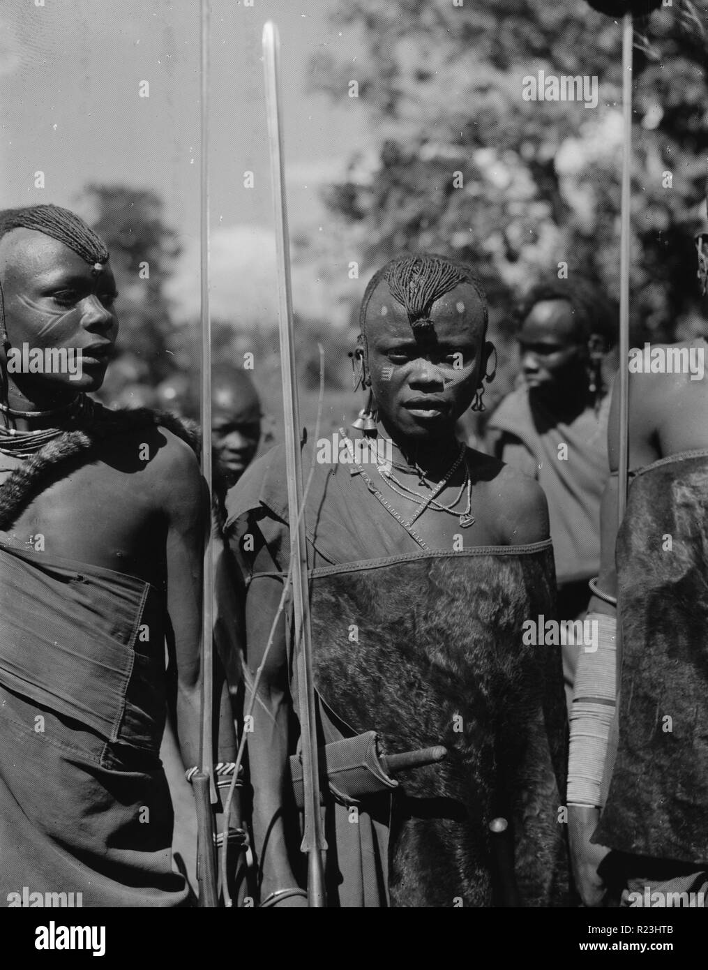 Massai, Arusha danseurs mariage avec leurs lances brillantes à l'occasion d'un mariage. Tanganyika. 1936 Banque D'Images
