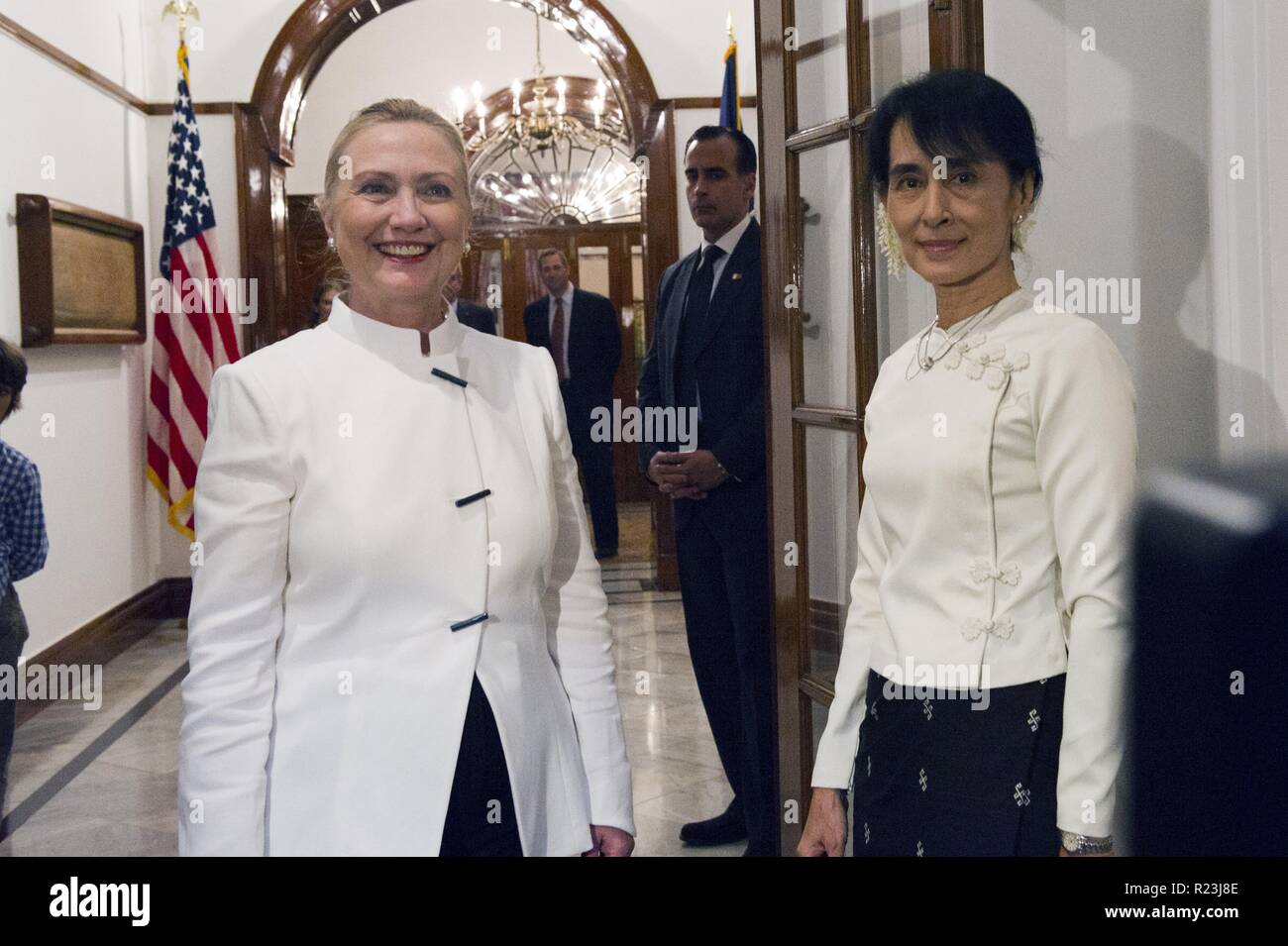 Secrétaire d'Etat américaine, Hillary Clinton avec pro-démocratie de Birmanie leader, Aung San Suu Kyi 2011 Banque D'Images