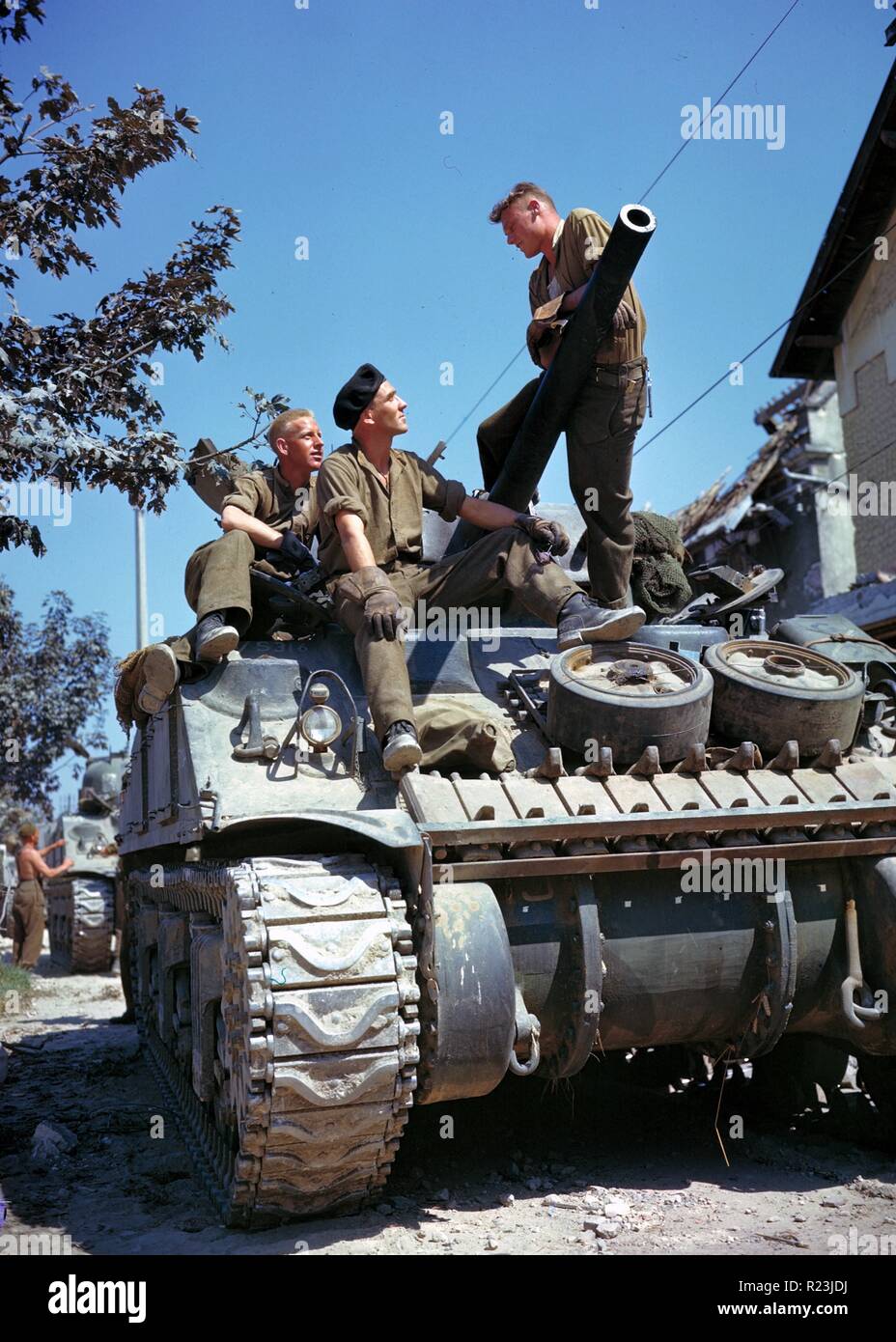 La seconde guerre mondiale : l'équipage d'un char Sherman au sud de Vaucelles, Normandie, France, juin 1944 Banque D'Images