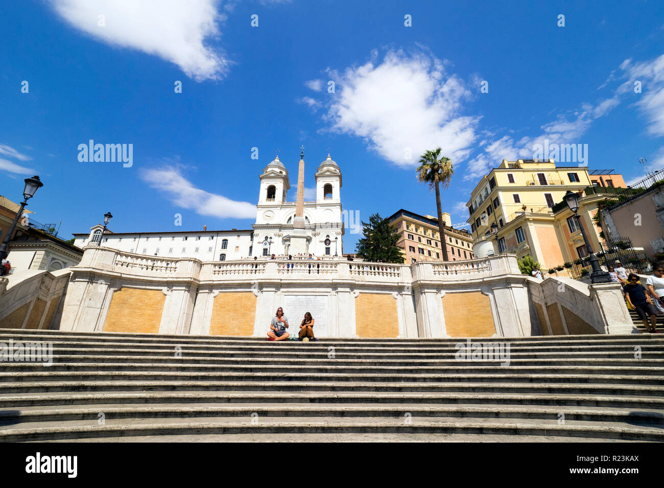 Espagne (Scalinata di Trinità dei Monti) entre la Piazza di Spagna à la base et la Piazza Trinità dei Monti, dominé par l'église de la Trinité-des-Monts en haut - Rome, Italie Banque D'Images