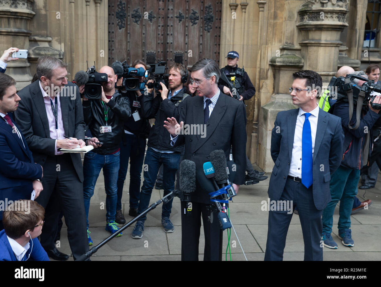 Jacob Rees-Mogg, député de Somerset du Nord-Est, fait un Brexit pro discours à St Stephen's Gate avec Steve Baker l'appuyer Banque D'Images