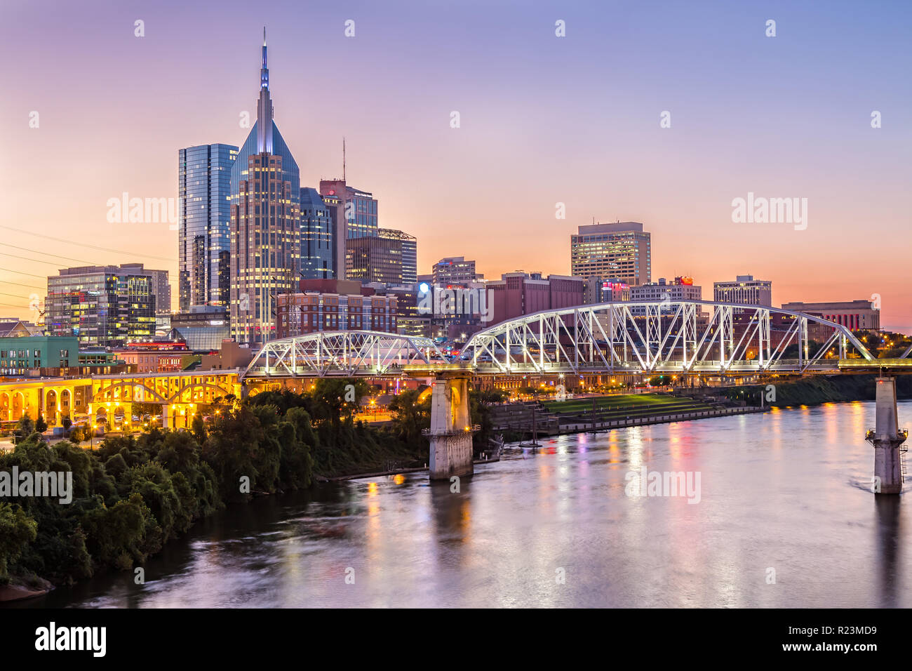 Nashville Skyline et John Seigenthaler passerelle pour piétons au crépuscule Banque D'Images