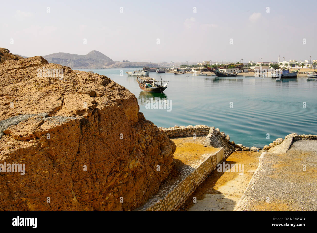 Sur la ville, vieux bateau en bois traditionnel omanais (dhow) dans le port, Sultanat d'Oman. Banque D'Images