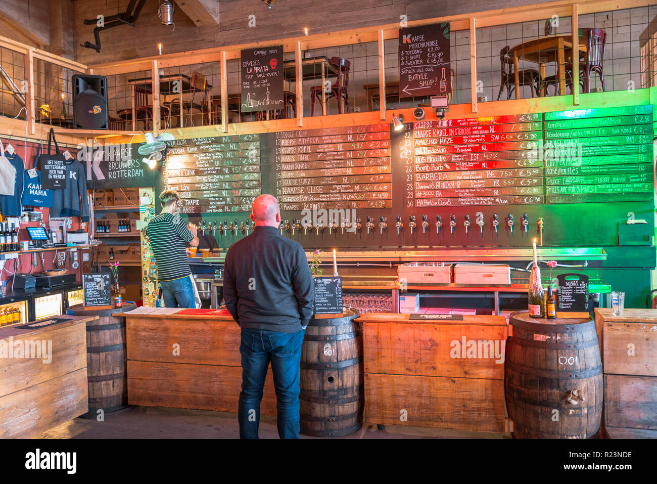 Rotterdam,Hollande,14-nov-2018 : un homme est en attente de sa bière dans le café en chambre avec une immense quantité de bière en fût, ce bar a la plus grande quantité de bière à Rotterdam Banque D'Images