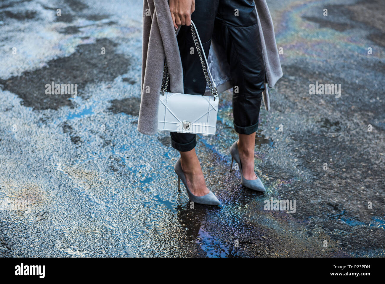 Femme portant un style urbain. Banque D'Images