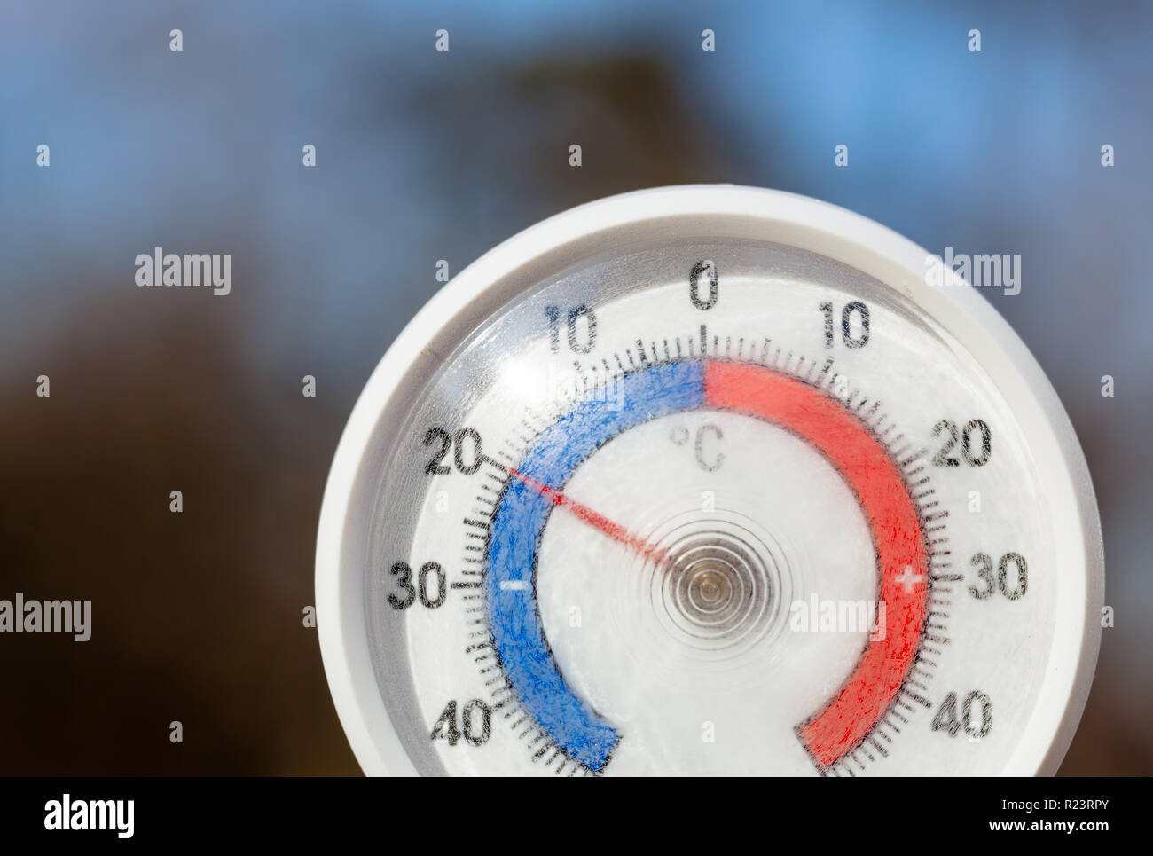 Thermomètre extérieur à l'échelle Celsius la température de congélation  graves temps froid concept Photo Stock - Alamy