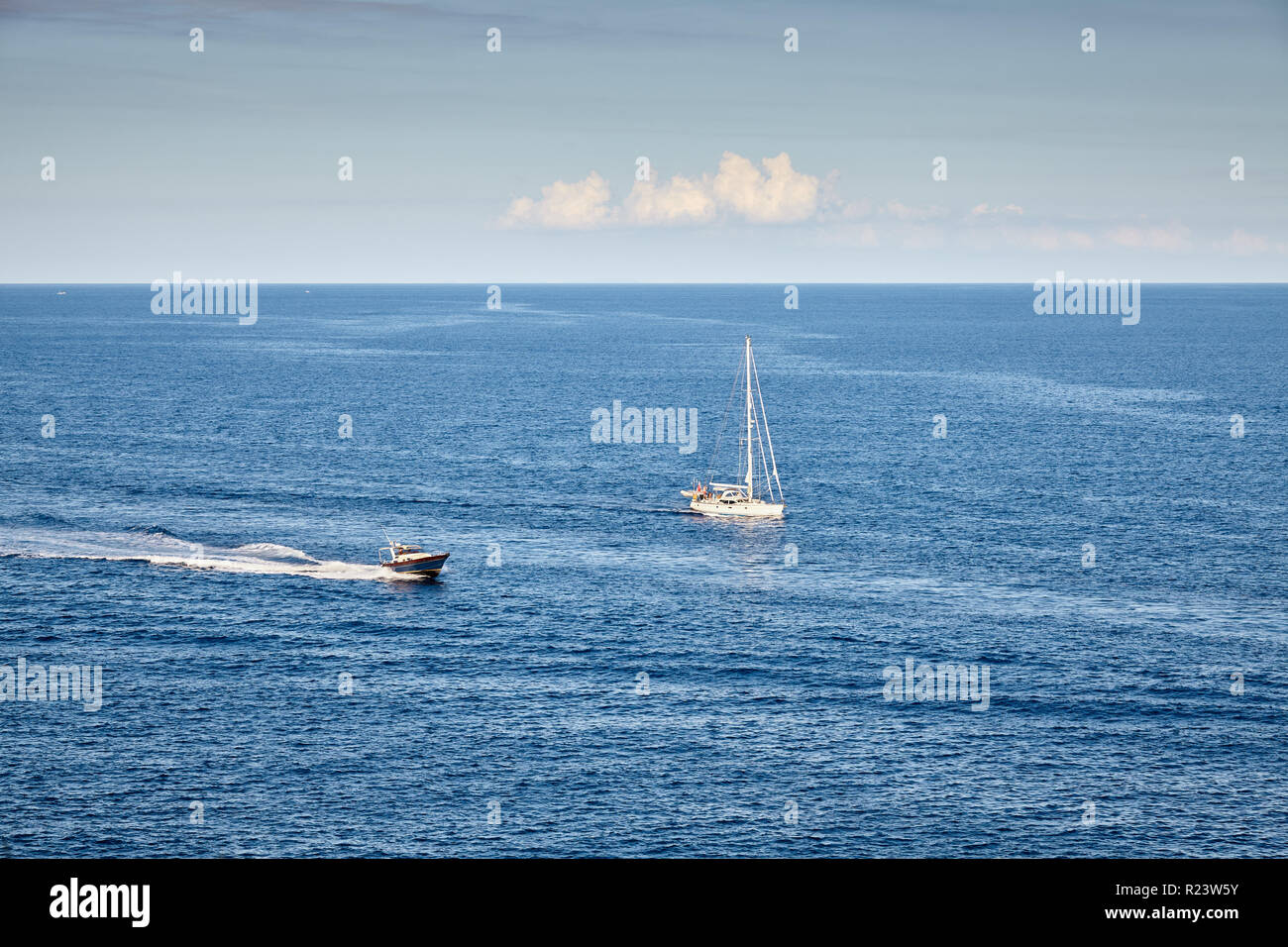 Bateau et voilier par la mer, travel concept. Banque D'Images