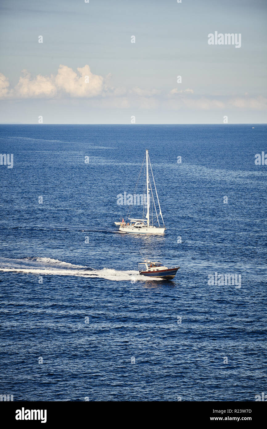 Bateau et voilier par la mer, travel concept. Banque D'Images
