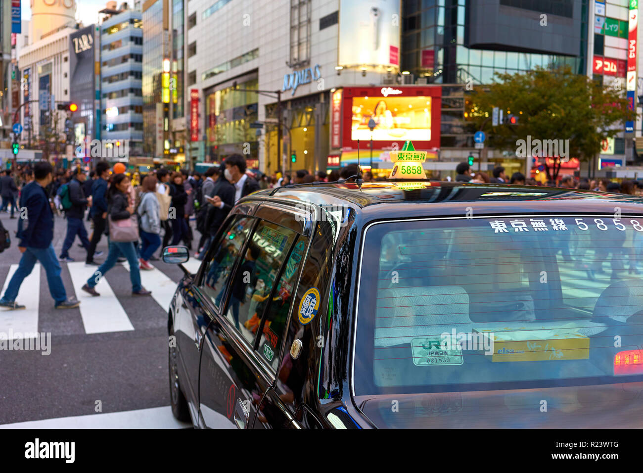 Taxi japonais qui attendait au croisement de Shibuya, Tokyo, Japon, Asie Banque D'Images