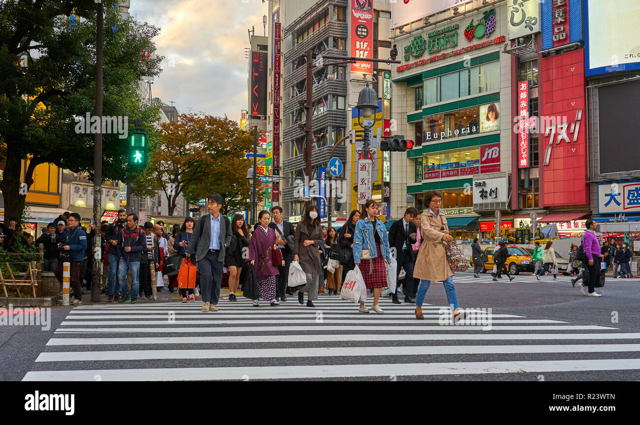 La foule traversant la route au croisement de Shibuya, Tokyo, Japon, Asie Banque D'Images
