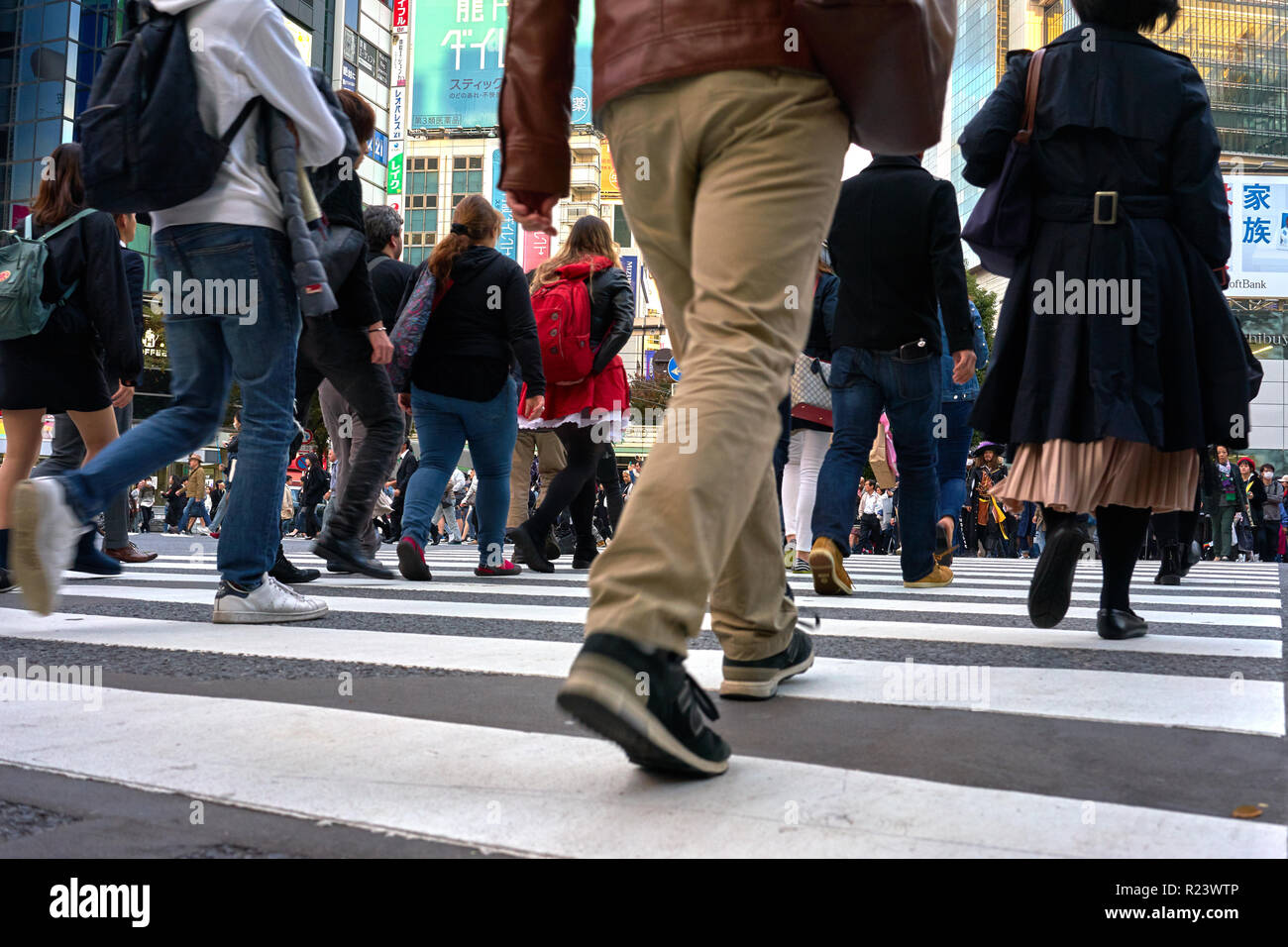 Low angle view of foules marchant à travers le croisement de Shibuya, Tokyo, Japon, Asie Banque D'Images