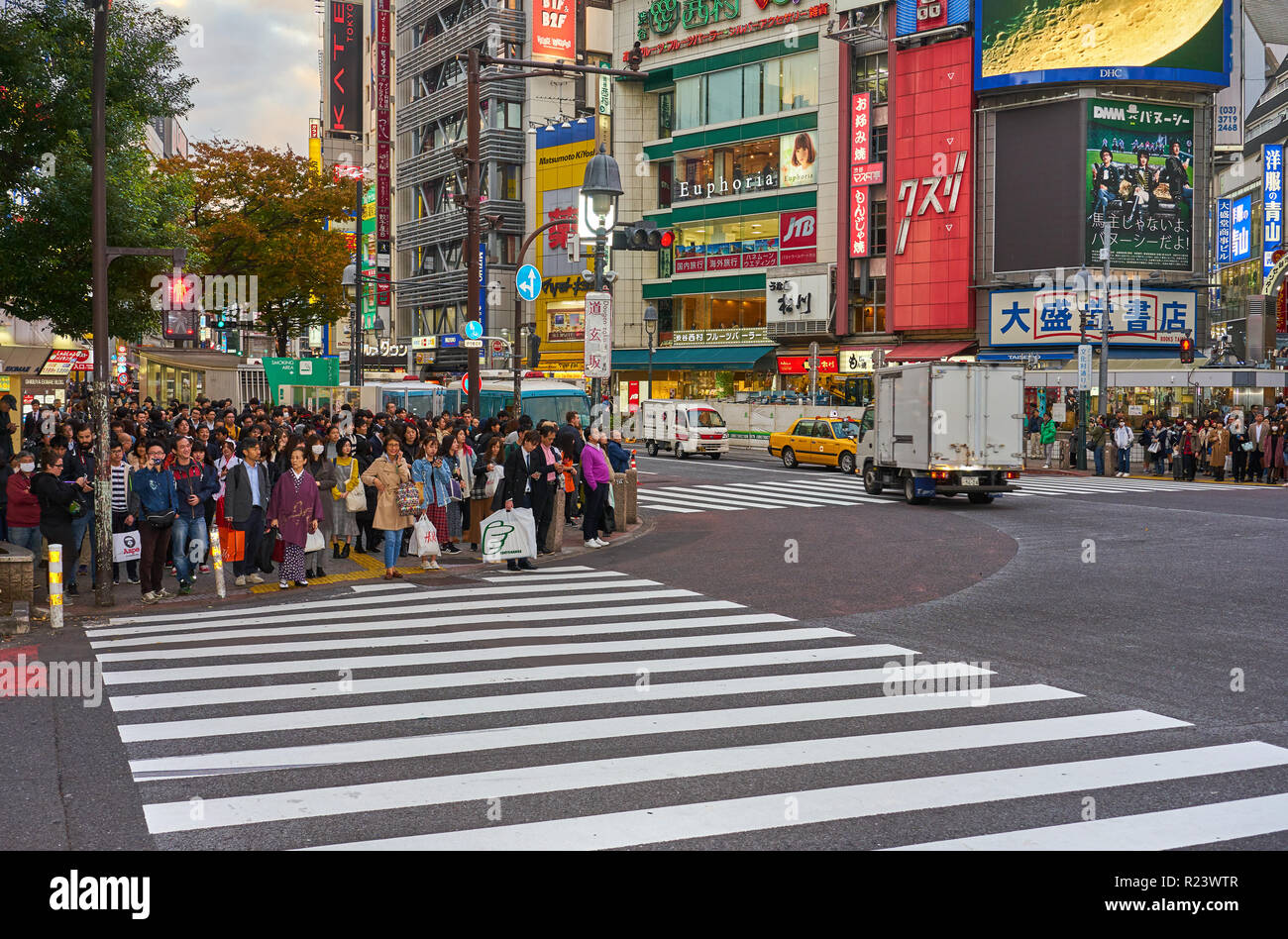 Foules attente de traverser le croisement de Shibuya, Tokyo, Japon, Asie Banque D'Images