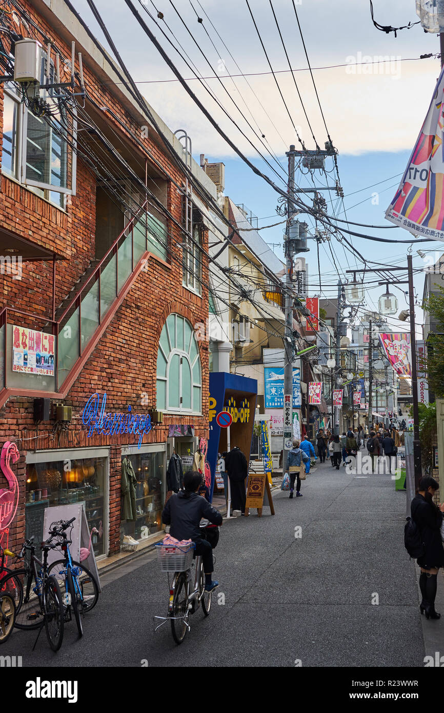 Scène de rue à Shimokitazawa, du quartier branché de Tokyo, Tokyo, Japon, Asie Banque D'Images