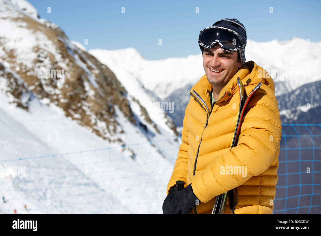 Portrait de l'Homme à lunettes de skis sur mountain resort Banque D'Images