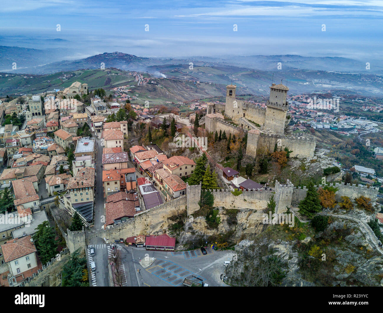 Vue aérienne de la République de Saint-Marin près de Rimini en Italie, avec des châteaux médiévaux et des murs Banque D'Images