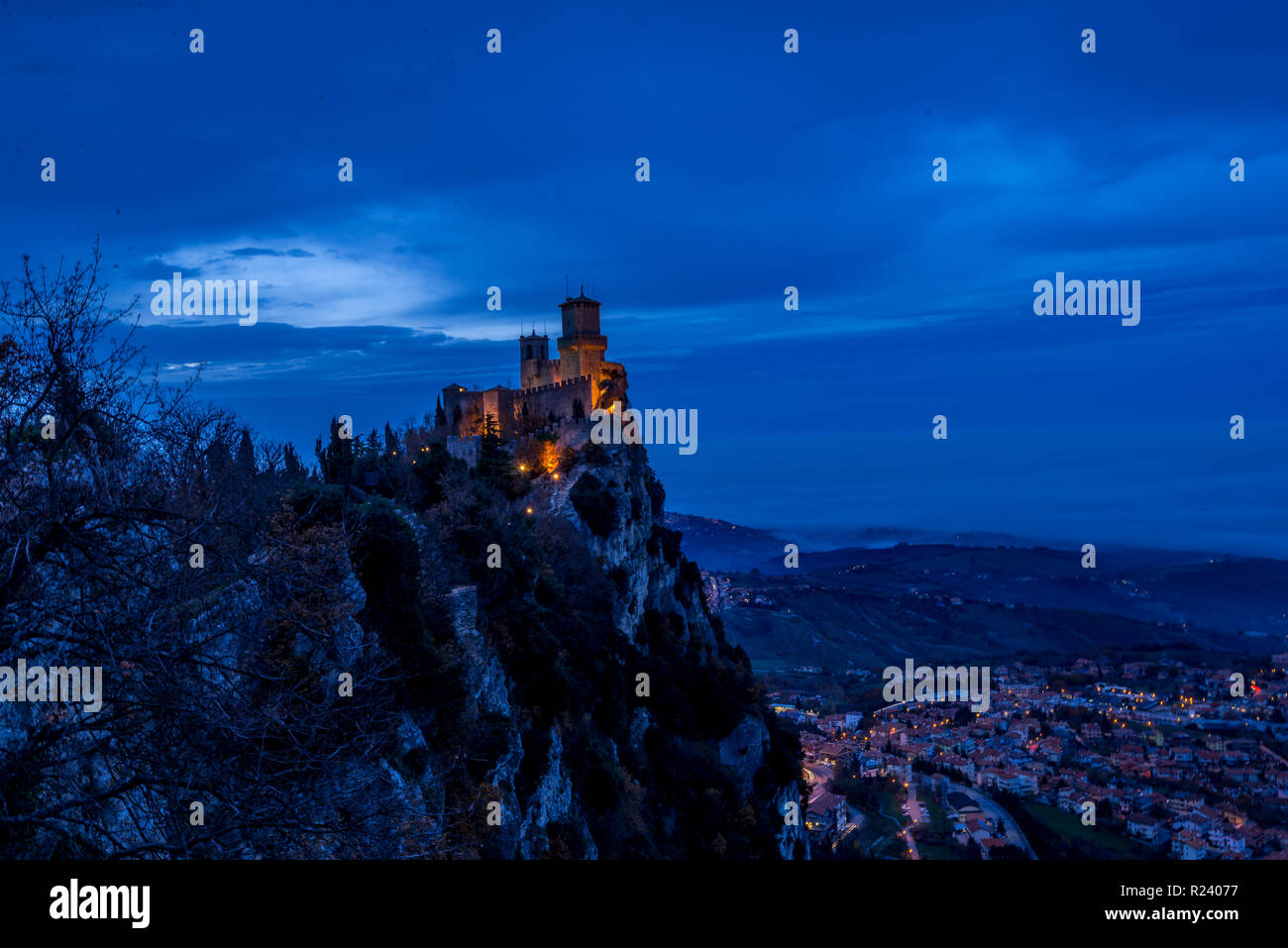 Vue aérienne de la République de Saint-Marin près de Rimini en Italie, avec des châteaux médiévaux et des murs Banque D'Images