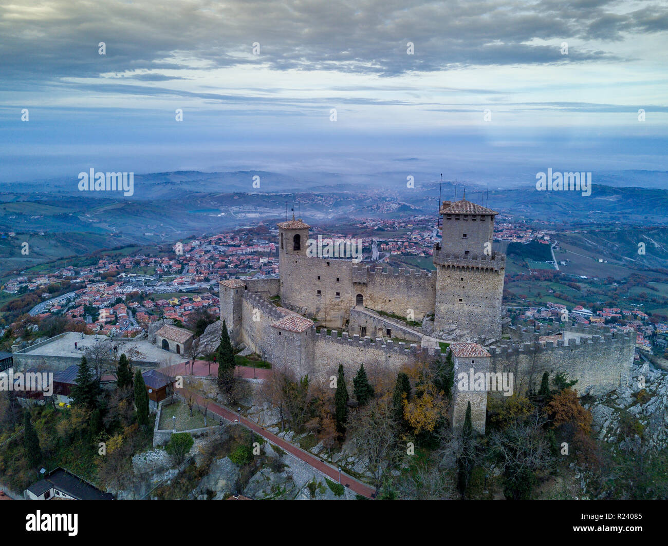 Vue aérienne de la République de Saint-Marin près de Rimini en Italie, avec des châteaux médiévaux et des murs Banque D'Images