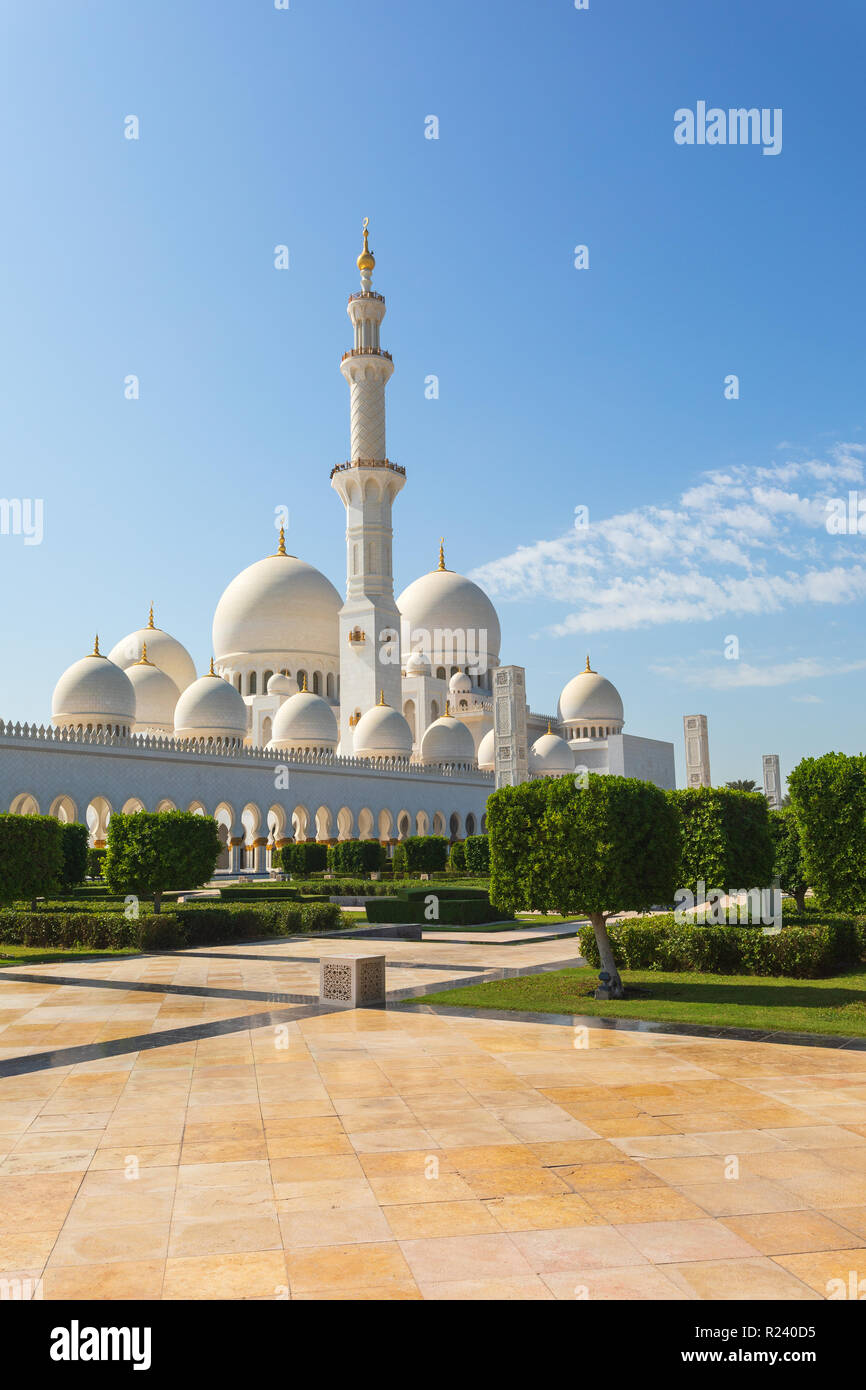 La Mosquée Sheikh Zayed - Abu Dhabi, Émirats arabes unis. Belle grande mosquée blanche Banque D'Images