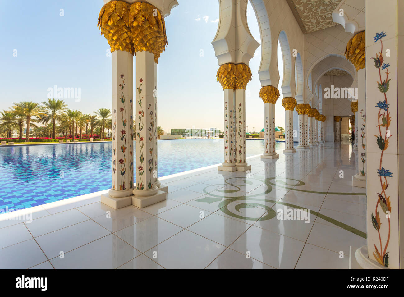 La Mosquée Sheikh Zayed - Abu Dhabi, Émirats arabes unis. Belle grande mosquée blanche exterior Banque D'Images