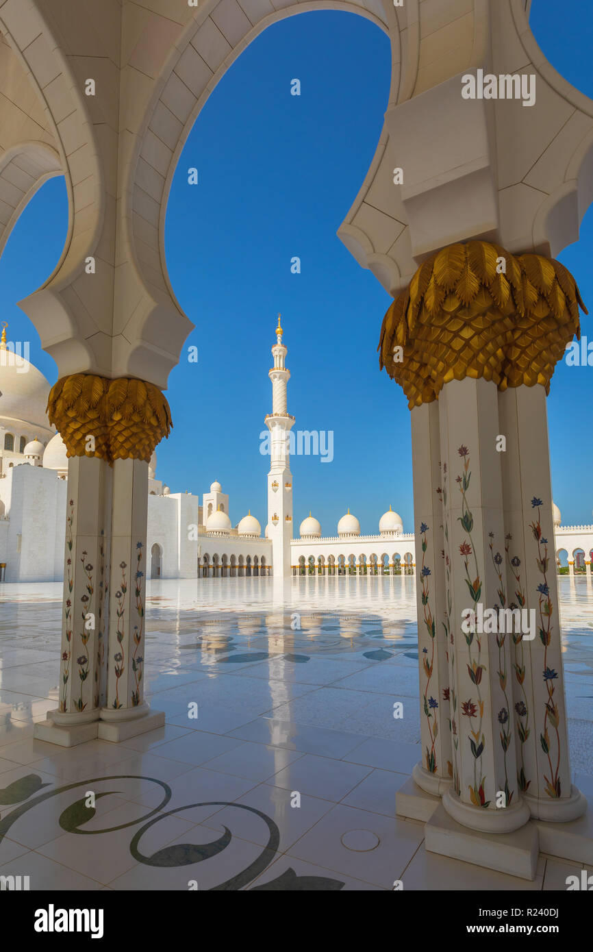 La Mosquée Sheikh Zayed - Abu Dhabi, Émirats arabes unis. Belle grande mosquée minarets blancs Banque D'Images