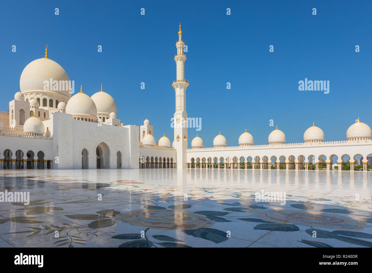 La Mosquée Sheikh Zayed - Abu Dhabi, Émirats arabes unis. Belle grande mosquée blanche intérieur avec minaret Banque D'Images