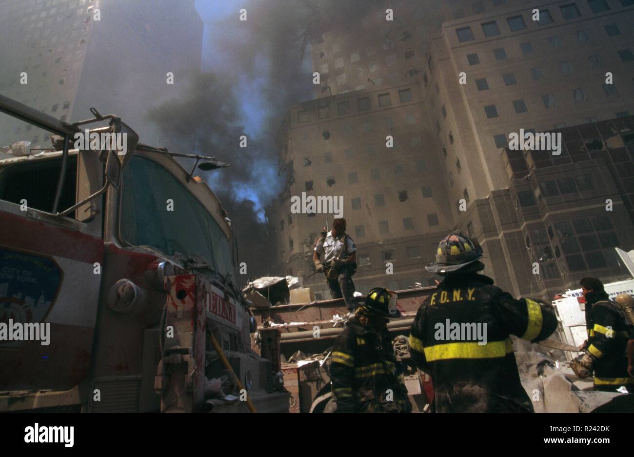 Une photographie couleur de New York Fire-fighter au milieu des décombres du World Trade Center après les attaques du 11 septembre. Datée 2001 Banque D'Images