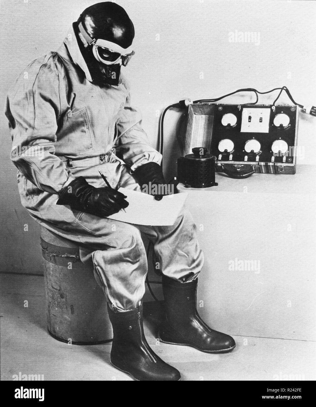 Photographie de l'essai de 12 000 General Electric électrique avec combinaisons de vol pour l'US Air Corps dans une chambre froide. Datée 1941 Banque D'Images
