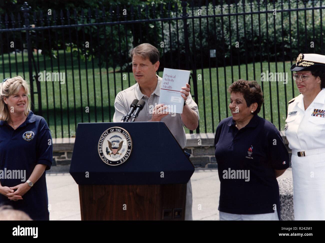 Le vice-président Al Gore présente le rapport du chirurgien général sur l'activité physique et la santé 1996 Banque D'Images