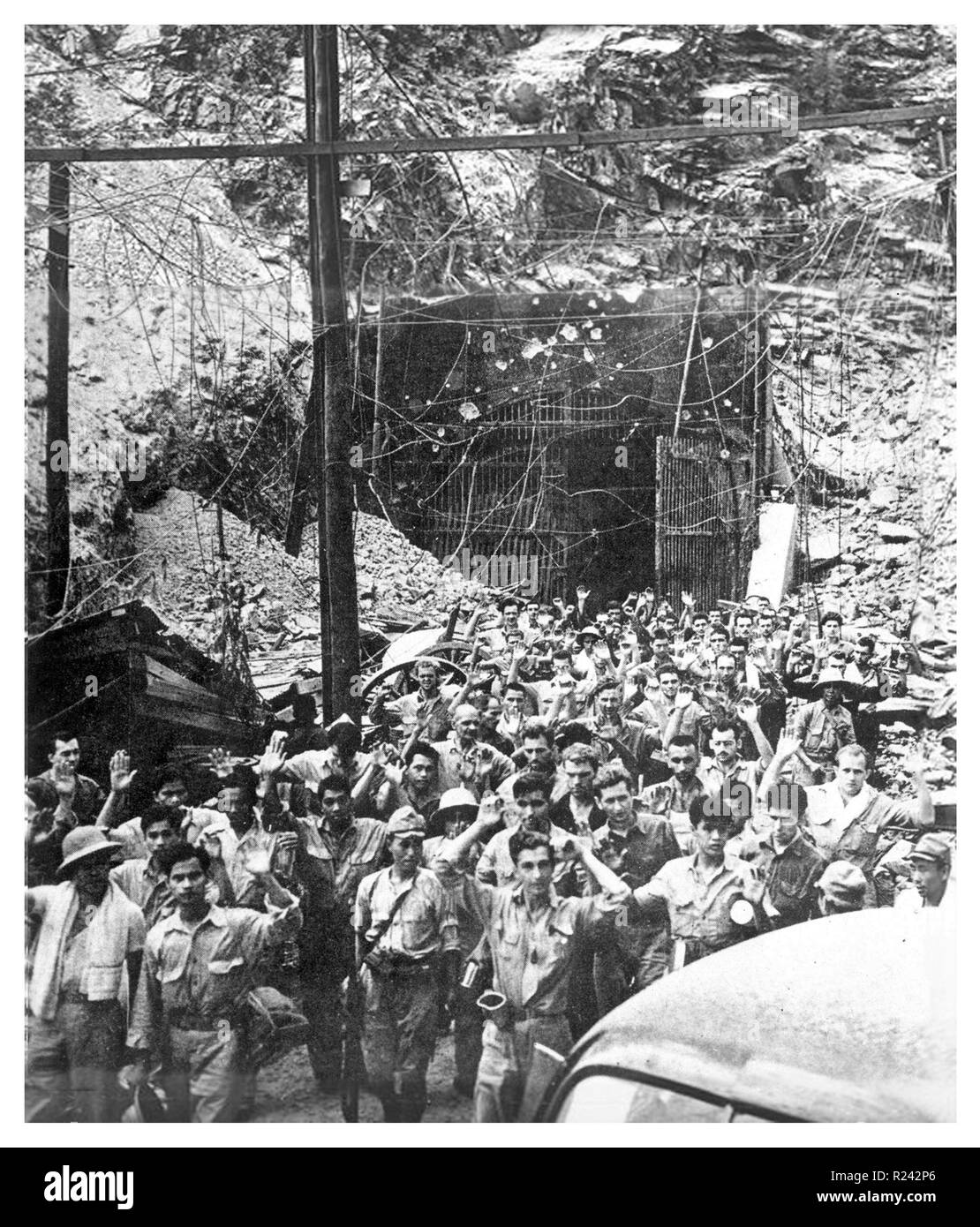 La reprise de la reddition du Japon et les Philippins à l'entrée du tunnel de Malinta, Philippines quelques jours après l'abandon de la Seconde Guerre mondiale 1942 Banque D'Images