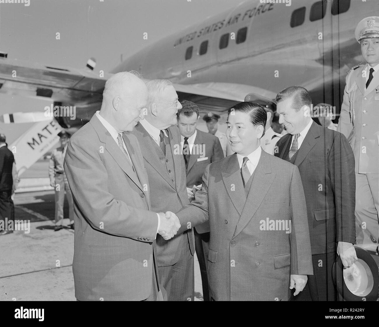 Le président américain Dwight Eisenhower avec John Foster Dulles et du Sud Vietnam Le président Ngo Dinh Diem, Washington 1957 Banque D'Images