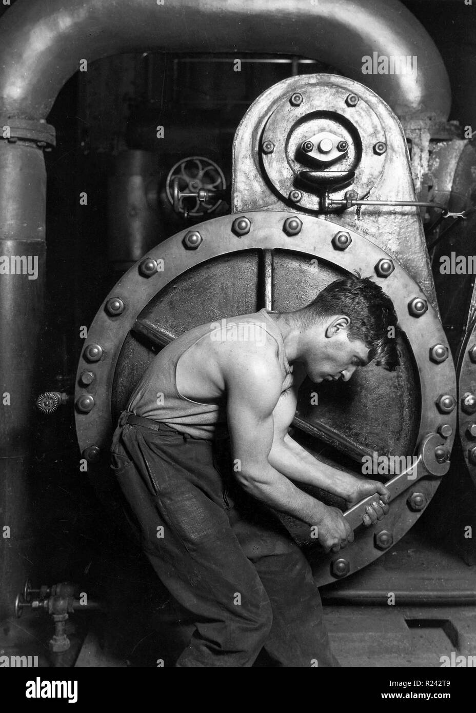 Mécanicien de centrale travaillant sur une pompe à vapeur 1920 par Lewis Hine W. Banque D'Images
