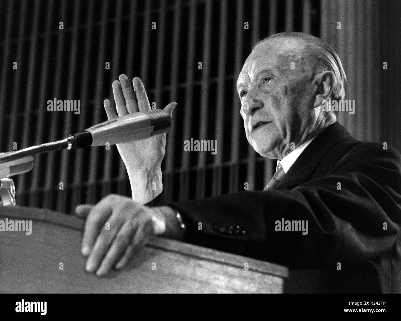 Konrad Adenauer Hermann Josef était un homme d'État allemand. En tant que premier chancelier de l'après-guerre de l'Allemagne de 1949 à 1963, il a conduit son pays dans les ruines de la Seconde Guerre mondiale Banque D'Images