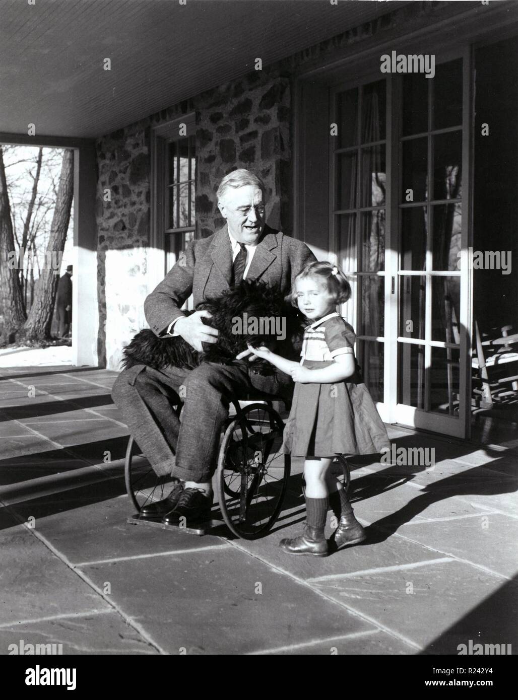 Franklin D. Roosevelt avec son chien Fala et Ruthie Bie à Hyde Park, New York, 1941. Il y avait peu d'images prises montrant le président Roosevelt dans son fauteuil roulant. Banque D'Images
