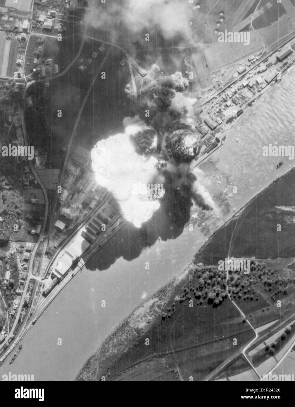 La Seconde Guerre mondiale, l'explosion du réservoir d'huile à Deggendorf Harbour, Bavière, Allemagne après un bombardement aérien 1945 Banque D'Images