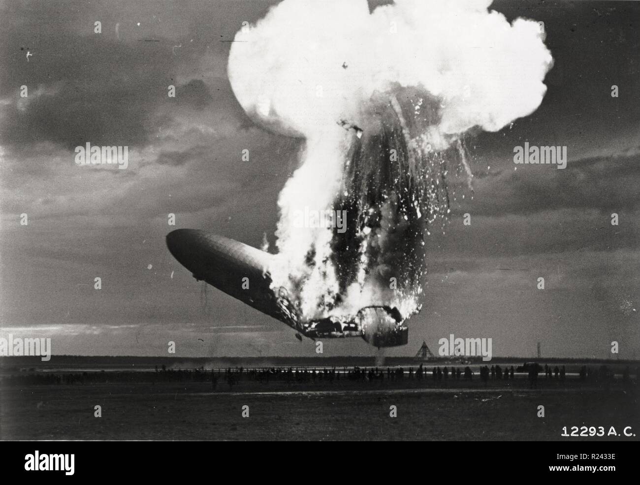La catastrophe du Hindenburg a eu lieu le jeudi 6 mai 1937, comme l'Allemand dirigeable LZ 129 Hindenburg a pris feu et a été détruit lors de sa tentative d'amarrer à Lakehurst, New Jersey, United States Banque D'Images