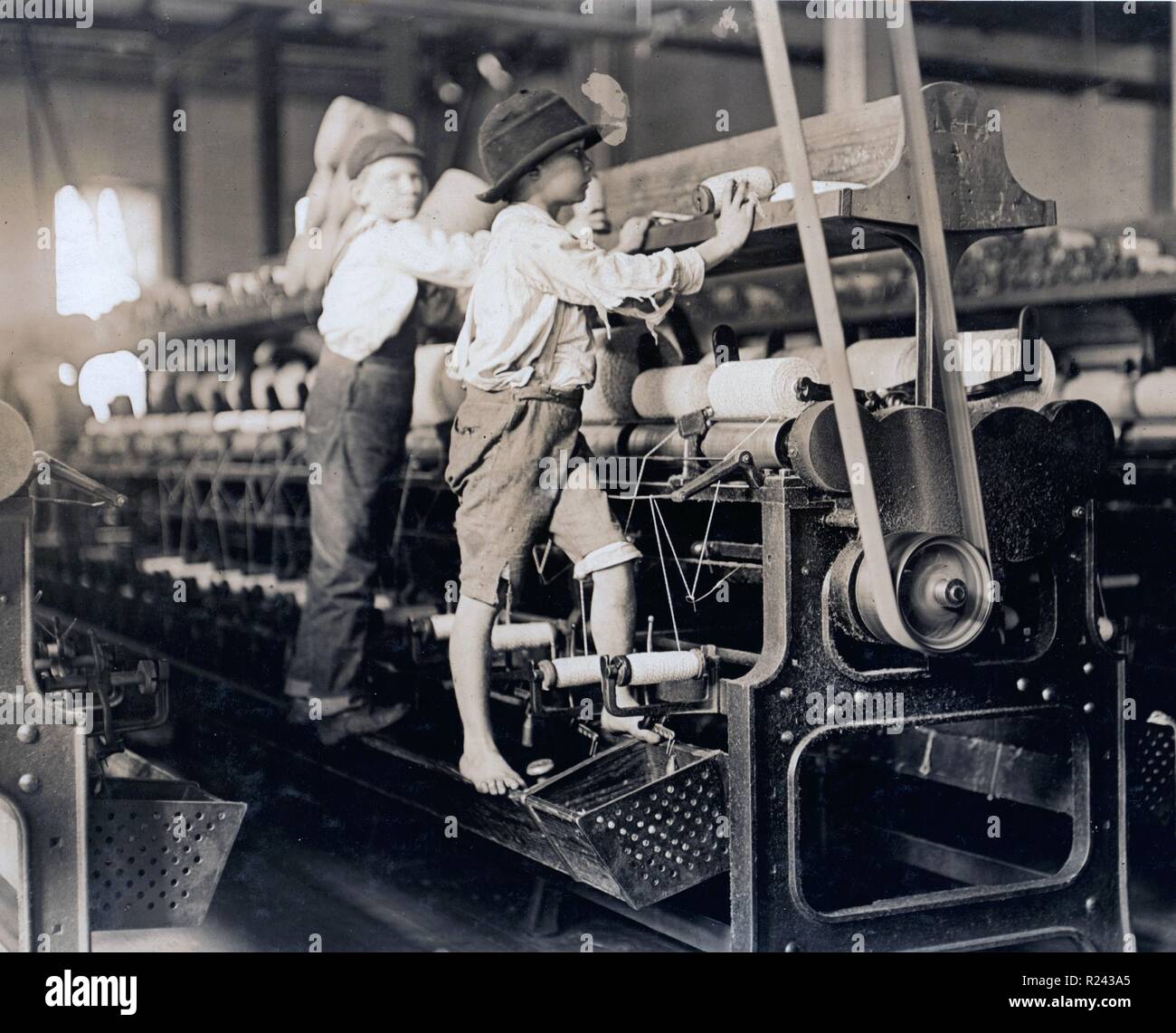 Le travail des enfants aux Etats-Unis en 1909. Moulin de Bibb n° 1 Beaucoup de jeunes ici. Certains garçons étaient si petits qu'ils ont dû grimper sur le châssis de filature à réparer les fils cassés et remettre les canettes vides. Lieu : Macon, Géorgie Banque D'Images