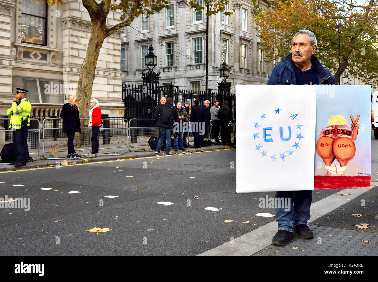 Kaya Mar, dessinateur satirique politique, à Westminster avec son travail comme Brexit est discuté au Parlement le 14 novembre 2018 Banque D'Images