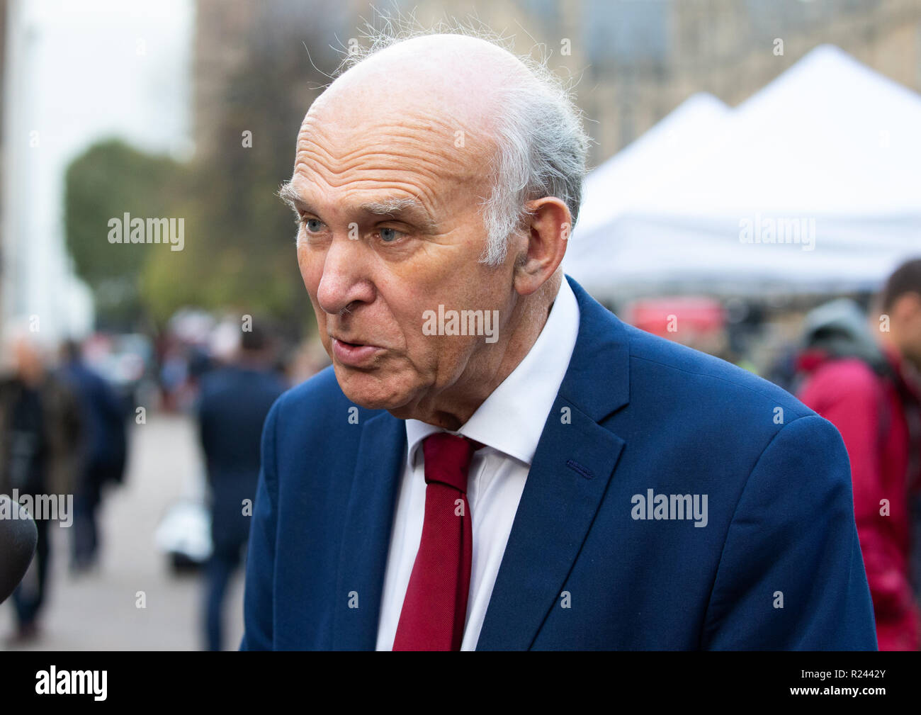 Sir Vince Cable, leader des libéraux-démocrates, donne une interview à une station de télévision à Westminster. Banque D'Images