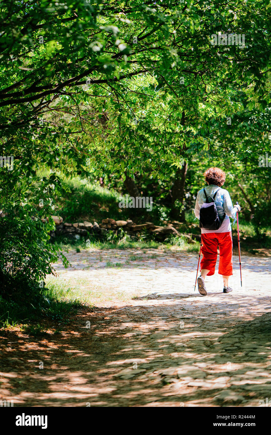 Femme marche nordique dans le Parc National de Strunjan en Slovénie Banque D'Images