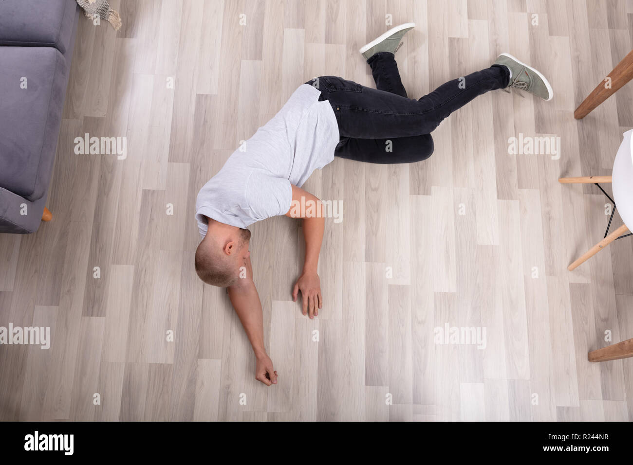 Homme Inconscient Unconscious lying on floor Banque de photographies et d’images à haute ...