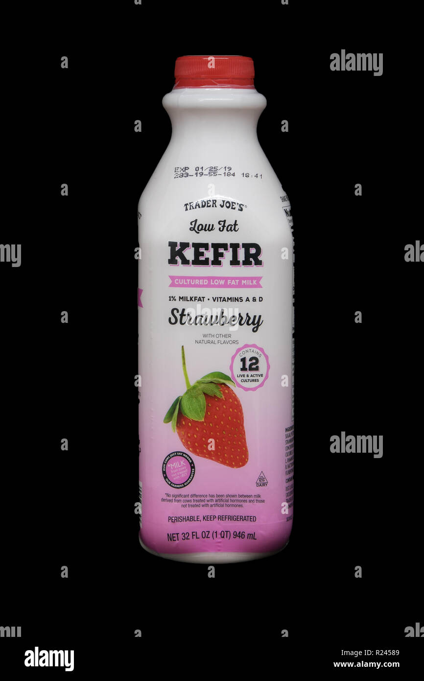 New York, 12 Novembre 2018 : Bouteille de kéfir fraise à faible teneur en matières grasses de Trader Joe's. Banque D'Images