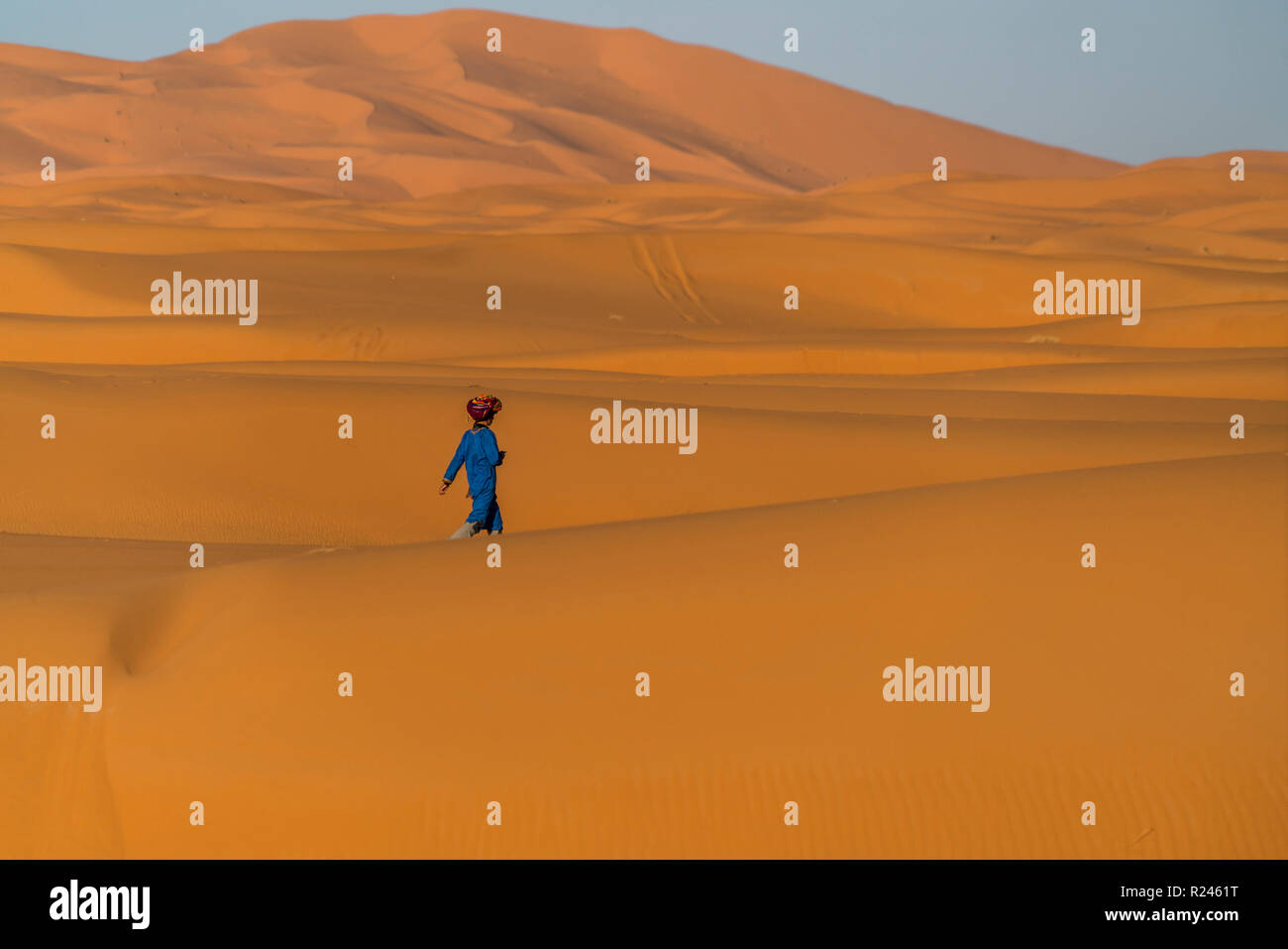 In der Junge Sahara Ancien Wüste bei Merzouga, Maroc | garçon dans le désert du Sahara, près de Merzouga, Royaume du Maroc, l'Afrique Banque D'Images
